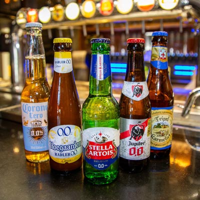 Botellas de cervezas sin alcohol en la barra: Corona, Hoegaarden, Stella Artois, Jupiler y Tripel Karmeliet. Foto: Pierre Fera