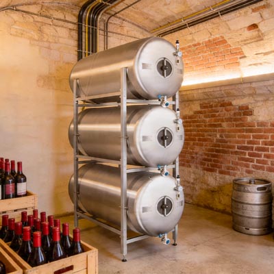 Un tanque de cerveza de tres compartimentos instalado en una bodega. (Entorno generado por IA pero tanque auténtico)