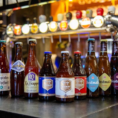Botellas de cervezas trapenses en la barra: Chimay, Westmalle, Rochefort, Orval y la Trappe Quadruple. Foto: Pierre Fera