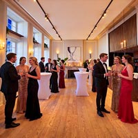 VIP-gasten in de Prestige-zaal bij Le Roy d'Espagne. (afbeelding deels bewerkt met AI)