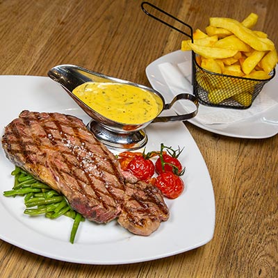 Entrecôte grillée avec sa sauce béarnaise maison, brasserie Le Roy d'Espagne