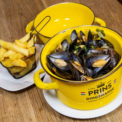 Moules-frites servies en cocotte au Roy d'Espagne, Grand-Place de Bruxelles