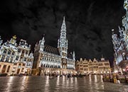 La Grand-Place de Bruselas, de noche.