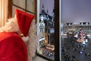 Papá Noel saluda a la multitud desde la ventana del segundo piso de Le Roy d'Espagne. Vista de la Grand-Place de noche, llena de gente, con un gigantesco árbol de Navidad decorado en el centro de la plaza.