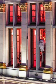 Foto de Papá Noel en la ventana del segundo piso de Le Roy d'Espagne