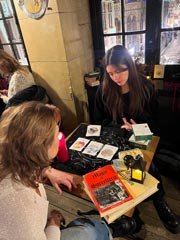 Una cartomanciana lee el futuro en las cartas durante una cena medieval en Le Roy d'Espagne