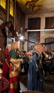 Trovadores y ministriles bailan durante una cena medieval en Le Roy d'Espagne