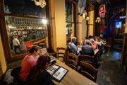 El espacio 'Rue au Beurre' en Le Roy d'Espagne, de noche con vista a la Grand-Place de Bruselas