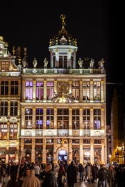 Una vista nocturna de la brasserie Le Roy d'Espagne