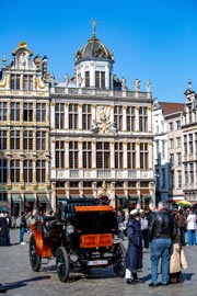 Un carruaje eléctrico en la Grand-Place, con Le Roy d'Espagne al fondo