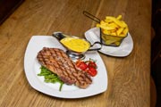 Entrecot de ternera con salsa bearnesa y una cesta de patatas fritas