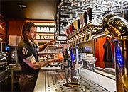 Uno de los bartenders de Le Roy d'Espagne preparando un cóctel