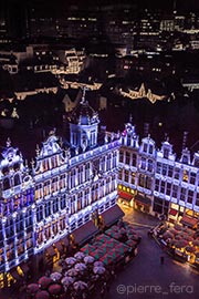 Brasserie Le Roy d'Espagne de noche, vista desde la aguja del Ayuntamiento