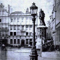 The statue of the Counts of Hornes and Egmont in front of the Maison du Roi