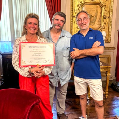 Patricia Cornet, Chef Guy en Jean-Philippe Bosman van Le Roy d'Espagne poseren voor een foto met het certificaat voor de beste vol-au-vent 2025