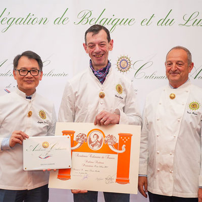 Chef Lesbats ontvangt zijn diploma