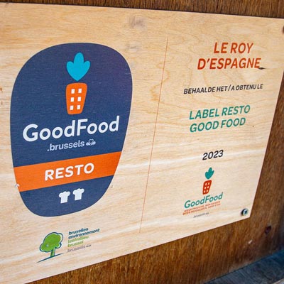 Een foto van de plaquette die het GoodFood-label certifieert